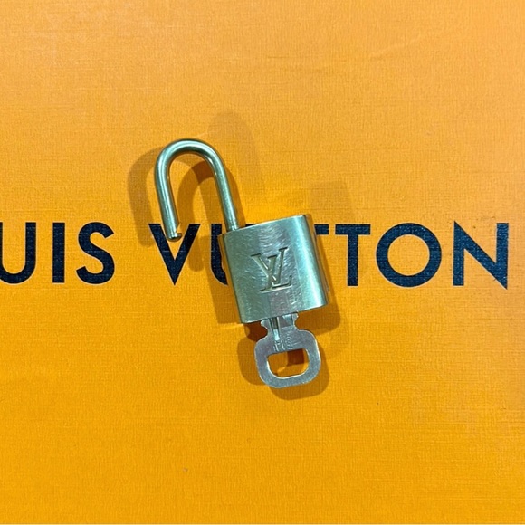Louis Vuitton Lock/Key Set🌟🌟INCLUDES GOLD LINK CHAIN FOR $125 BUY NOW PRICE - Picture 4 of 8